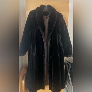 Gorgeous vintage Hillmoor faux fur coat. In excellent condition.